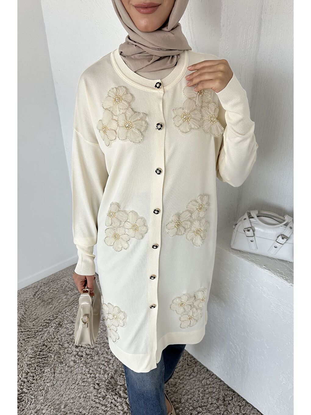 Ekru Gülseli Çiçek Fistolu Ön Düğmeli Tesettür Triko Hırka-3