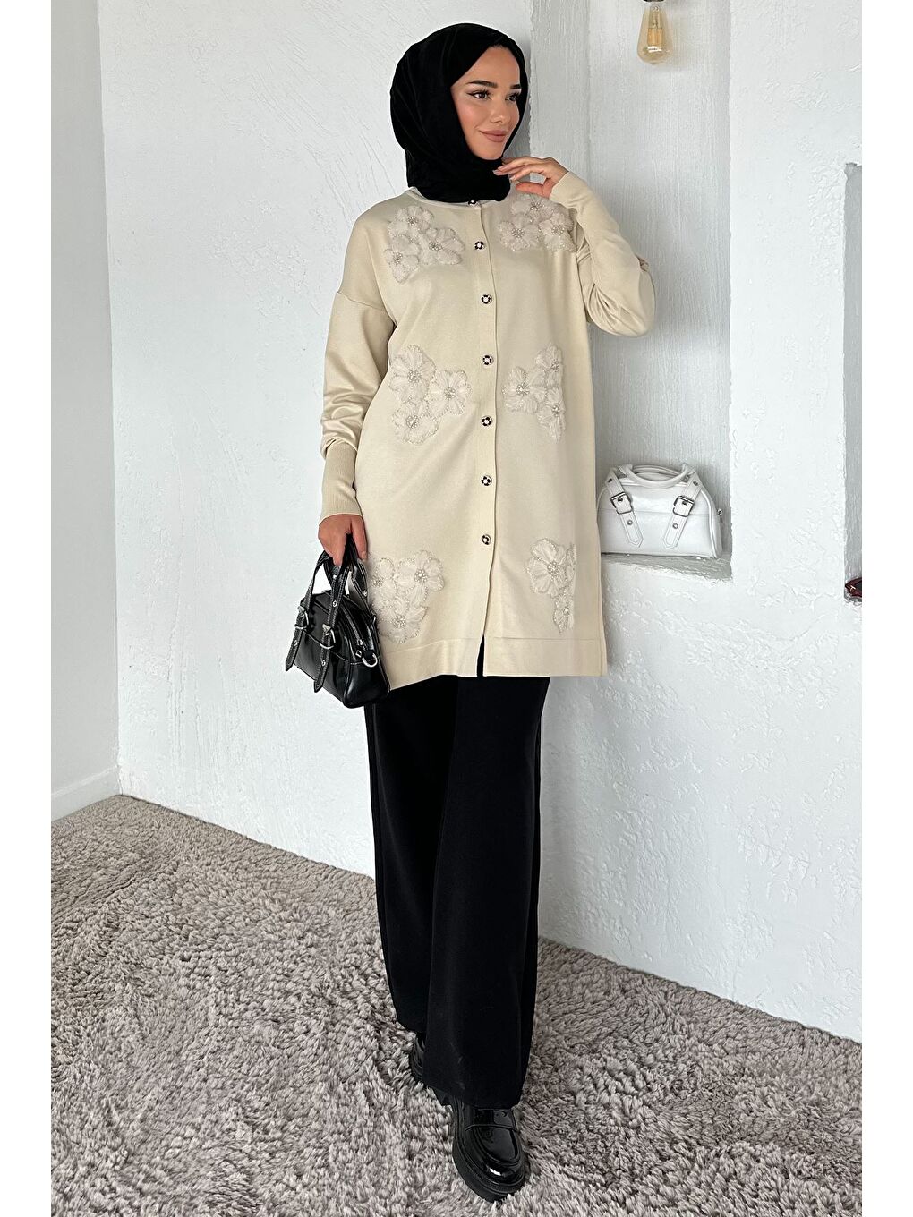 Bej Gülseli Çiçek Fistolu Ön Düğmeli Tesettür Triko Hırka-3