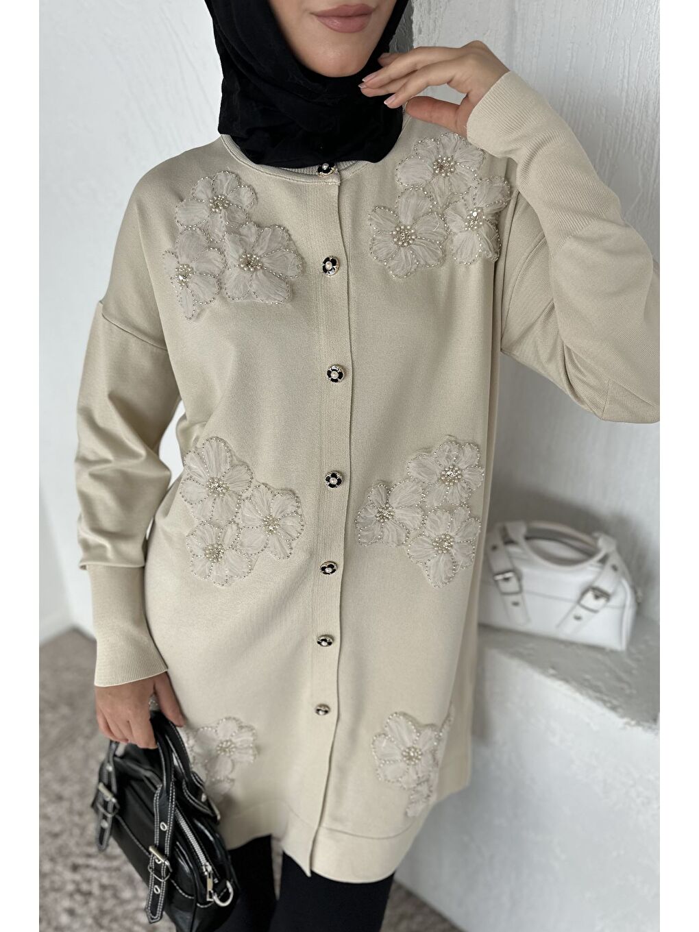 Bej Gülseli Çiçek Fistolu Ön Düğmeli Tesettür Triko Hırka-6