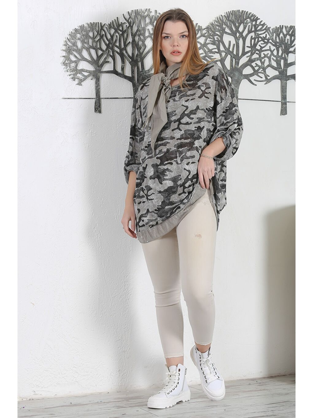 İtalyan Kamuflaj Bej Yuvarlak Yaka Düğmeli Uzun Kollu Pul Payetli Casual Fularlı Örme Bluz-3