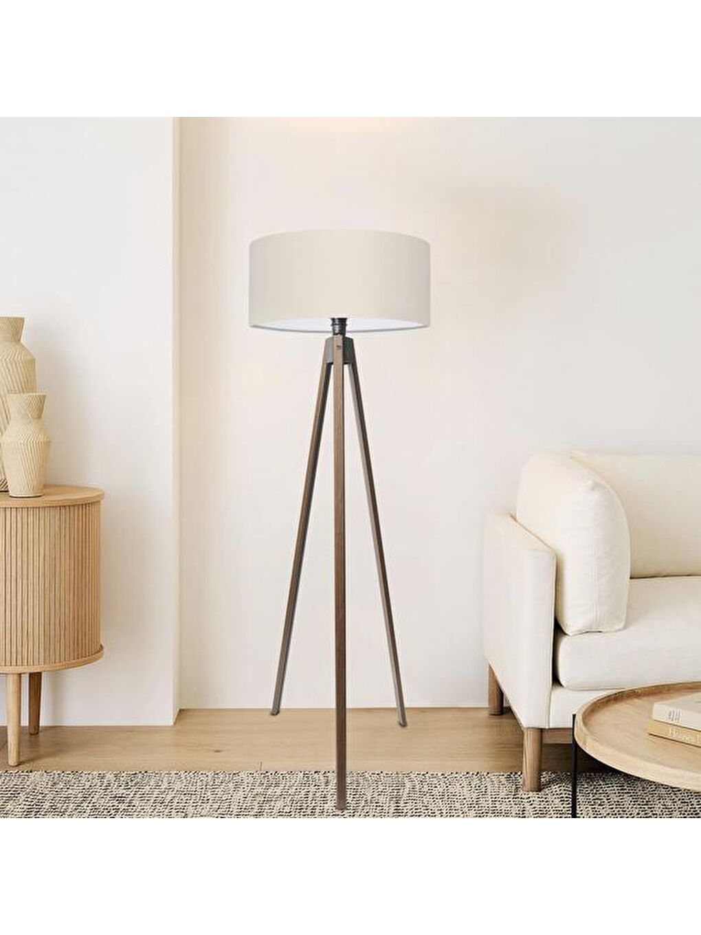 Ahşap Üç Ayaklı Lambader - Ceviz Ayak / Ekru Başlık