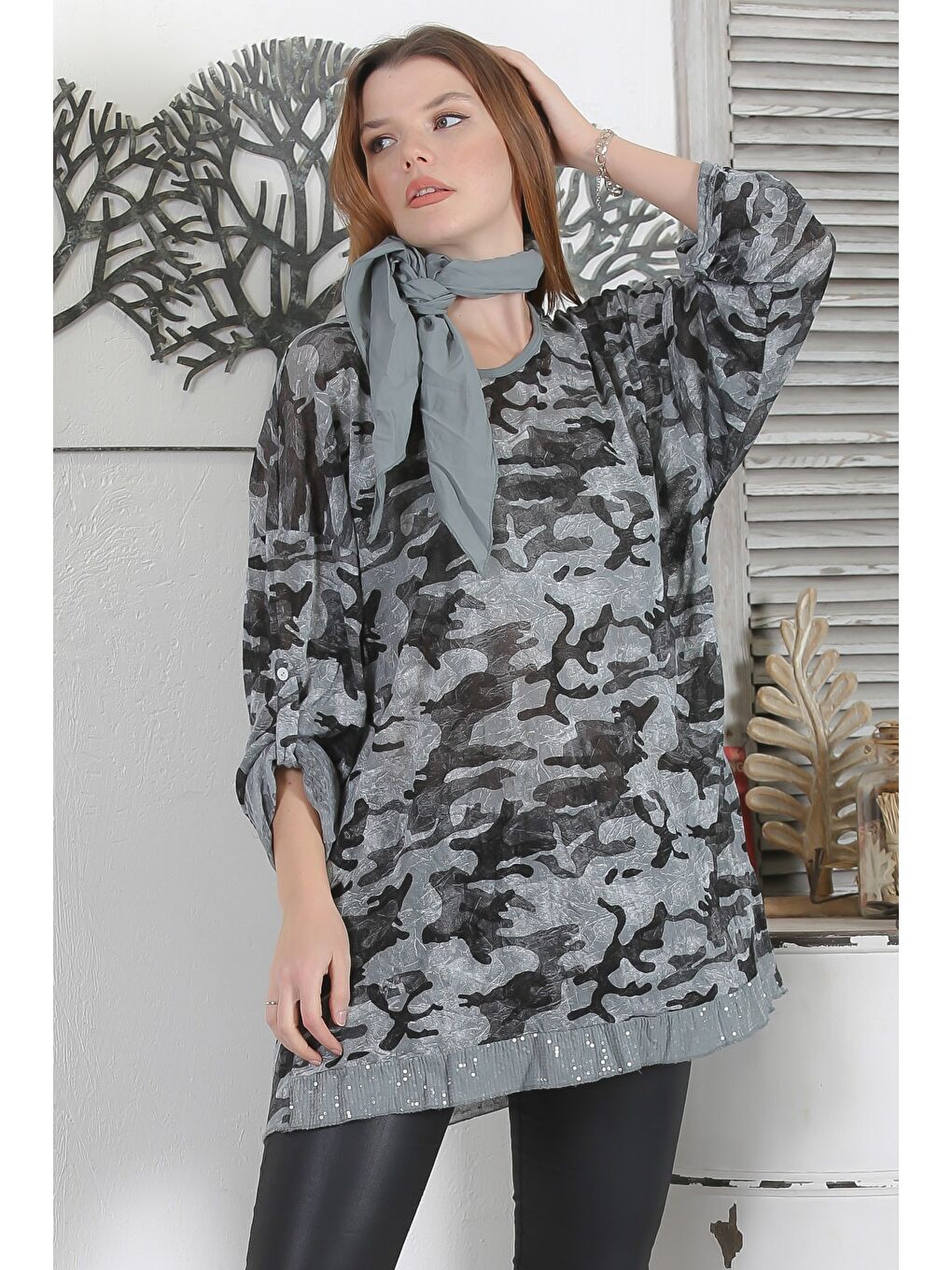 Haki İtalyan Kamuflaj Petrol Yeşili Yuvarlak Yaka Düğmeli Uzun Kollu Pul Payetli Casual Fularlı Örme Bluz-1