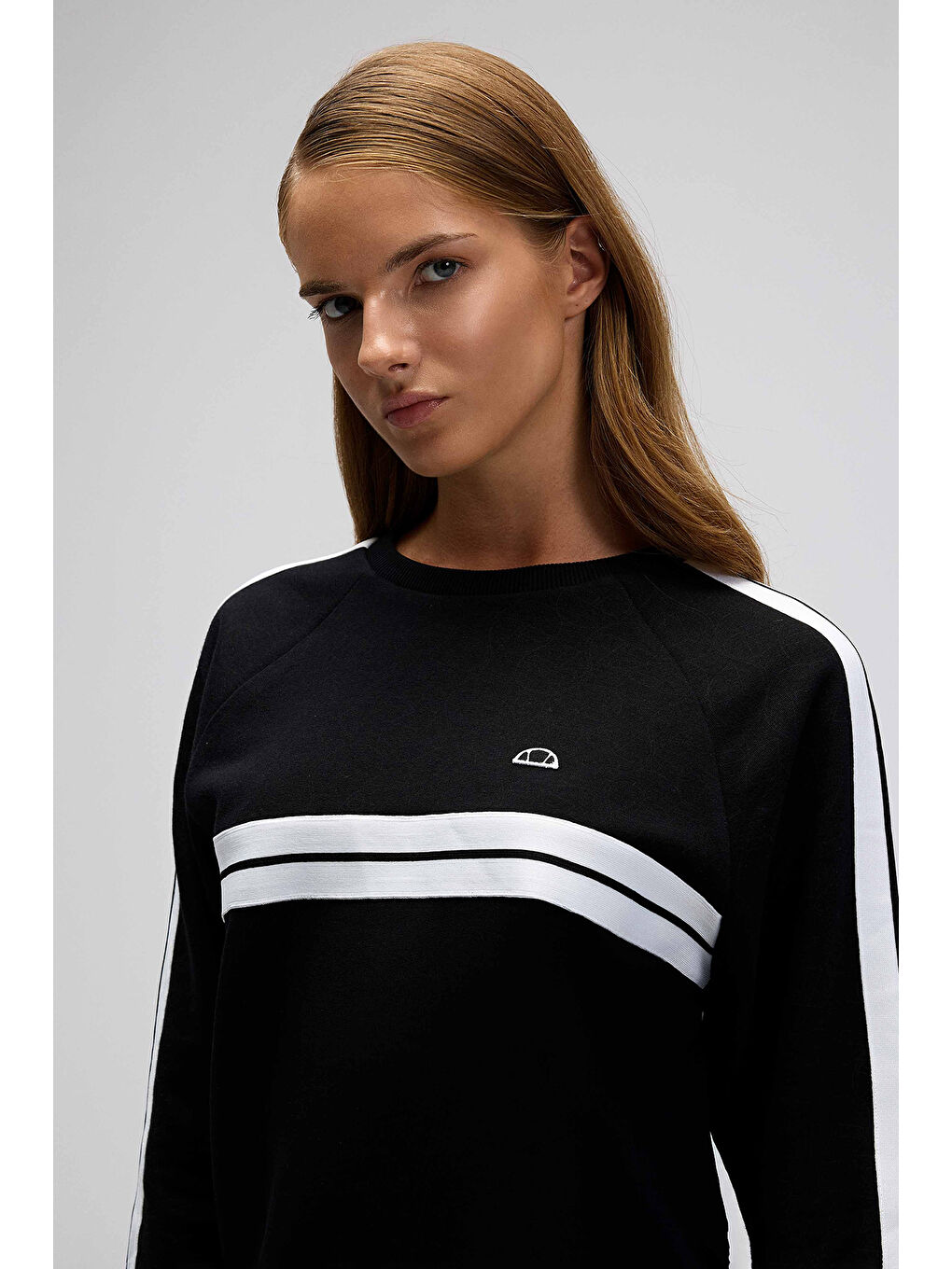 Siyah Logolu Şerit Detaylı Pamuklu Regular Fit Bisiklet Yaka Kadın Sweat EF536-BK-1