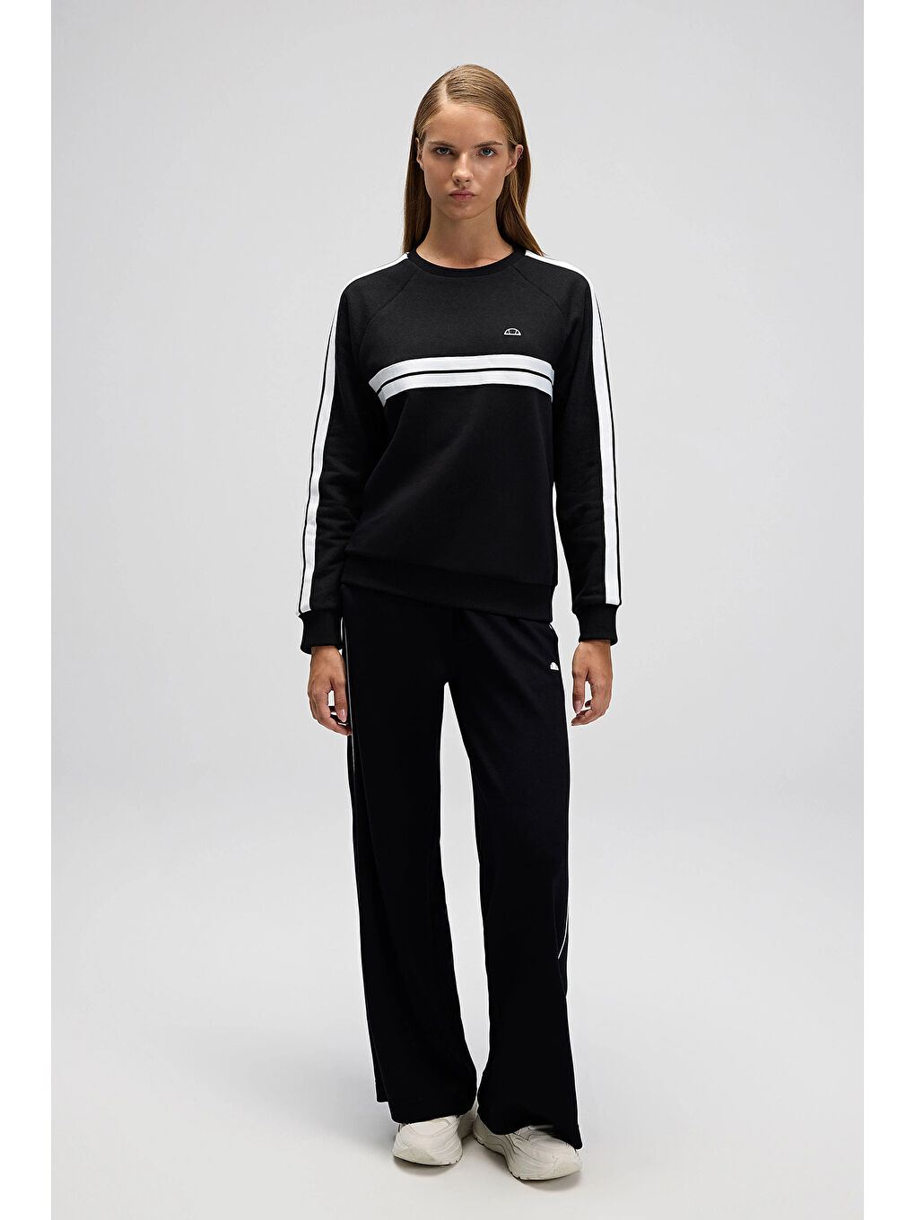 Siyah Logolu Şerit Detaylı Pamuklu Regular Fit Bisiklet Yaka Kadın Sweat EF536-BK-4