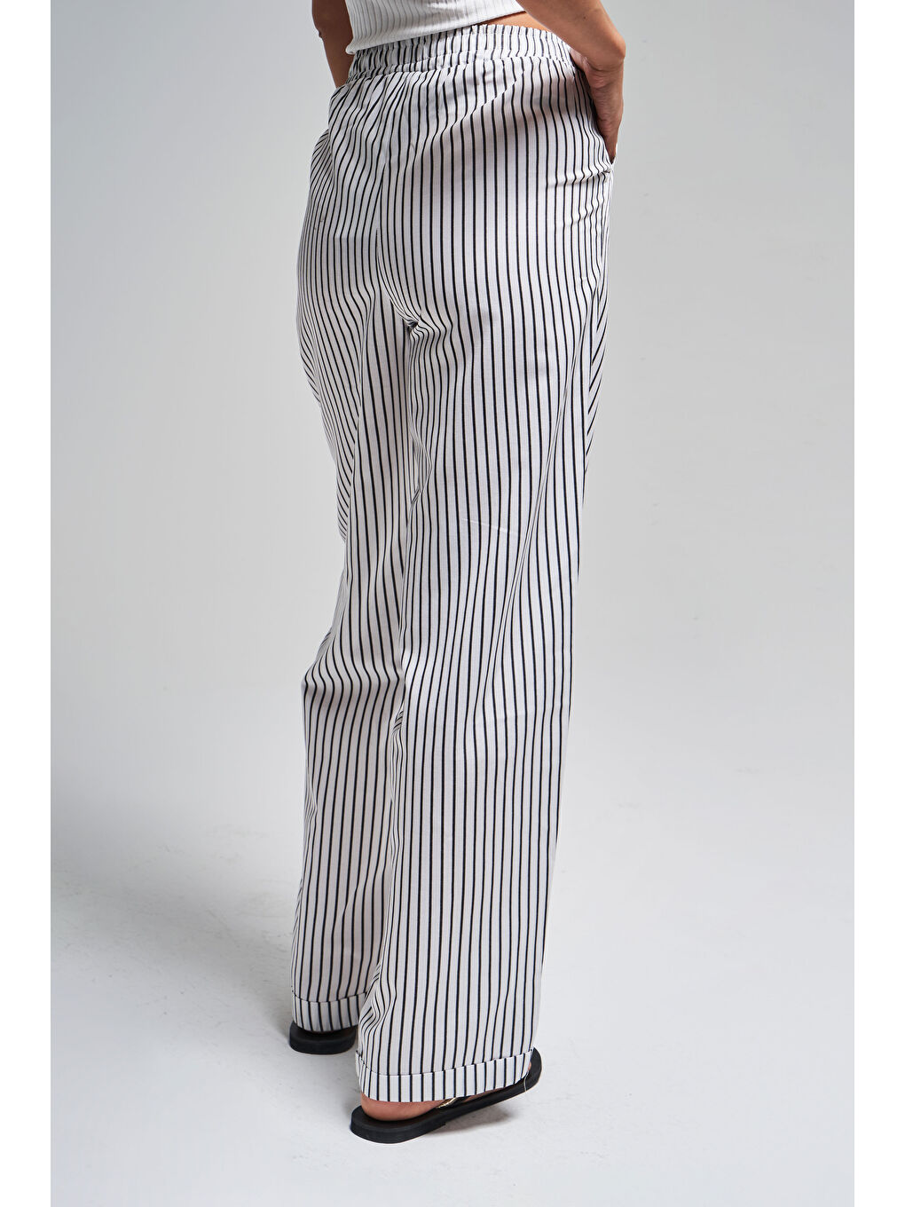 Kadın Siyah Beyaz Çizgili Renk s5-1 Rahat Kesim Pamuk Kumaş Beli Lastikli Pantolon-4