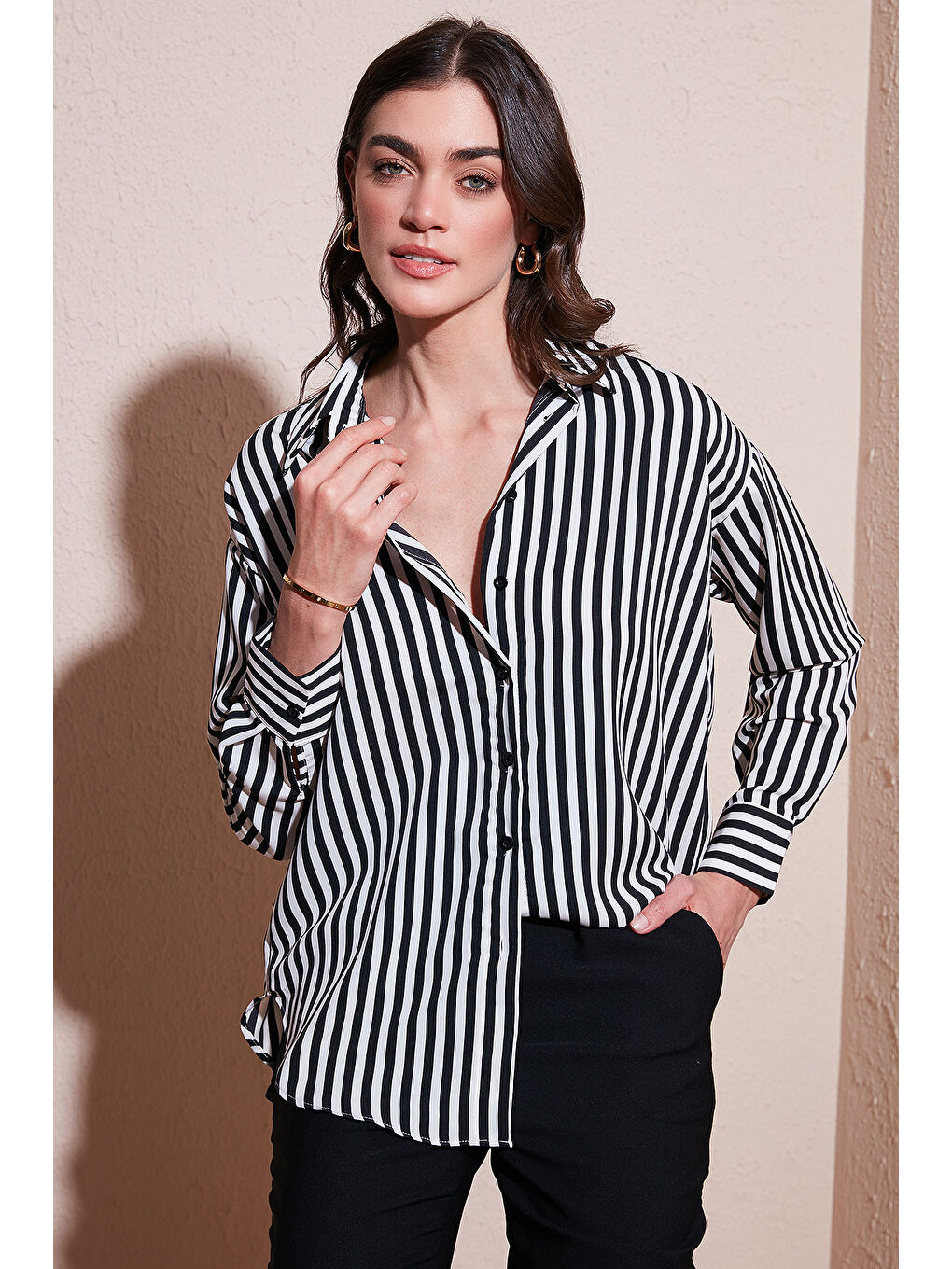 Siyah Standart Fit Klasik Yaka Çizgili Kadın Gömlek 6772894-1