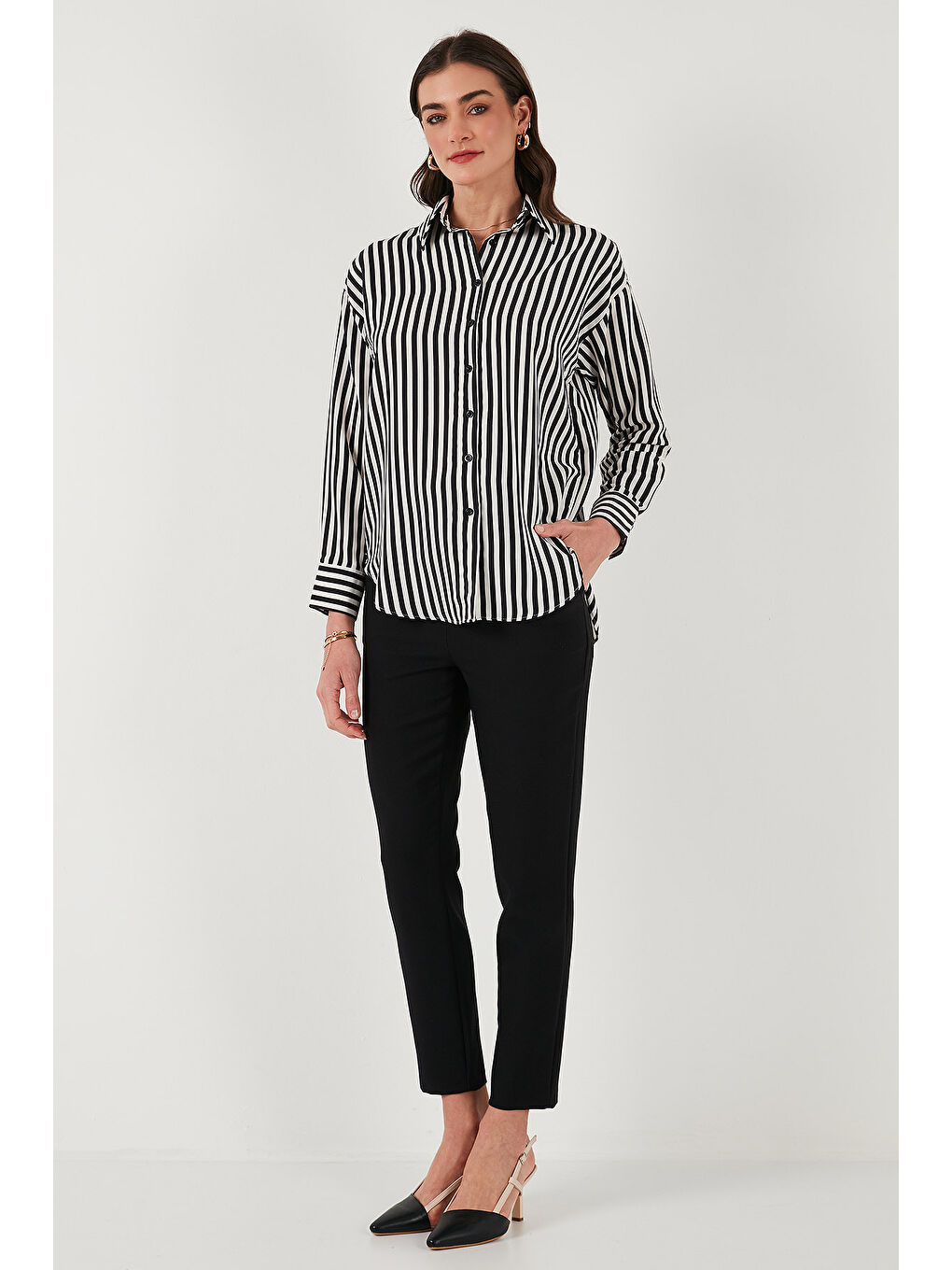 Siyah Standart Fit Klasik Yaka Çizgili Kadın Gömlek 6772894-3