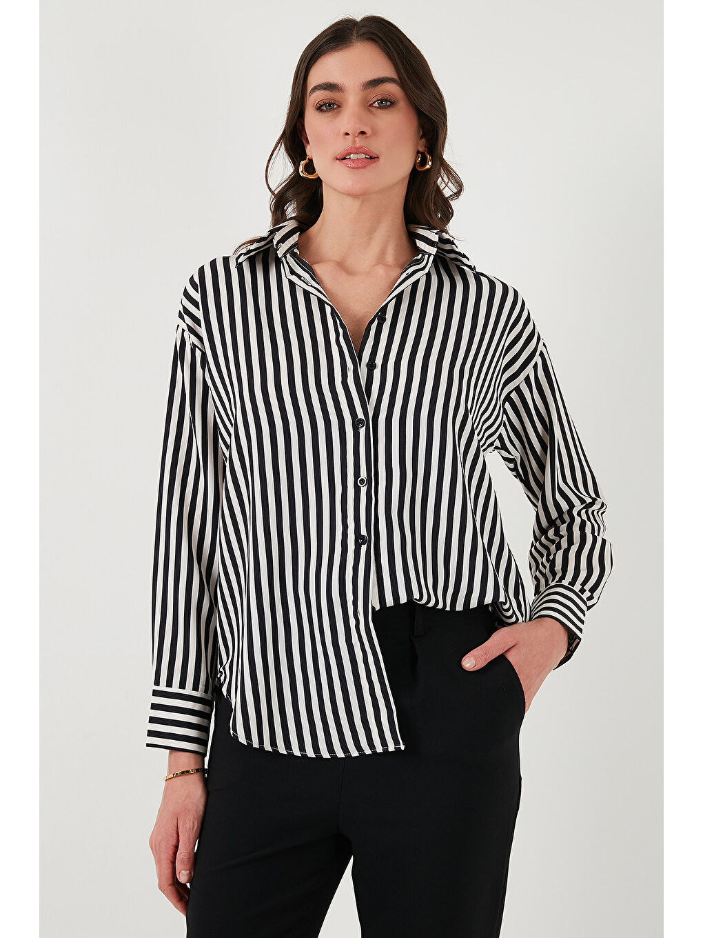 Siyah Standart Fit Klasik Yaka Çizgili Kadın Gömlek 6772894-5