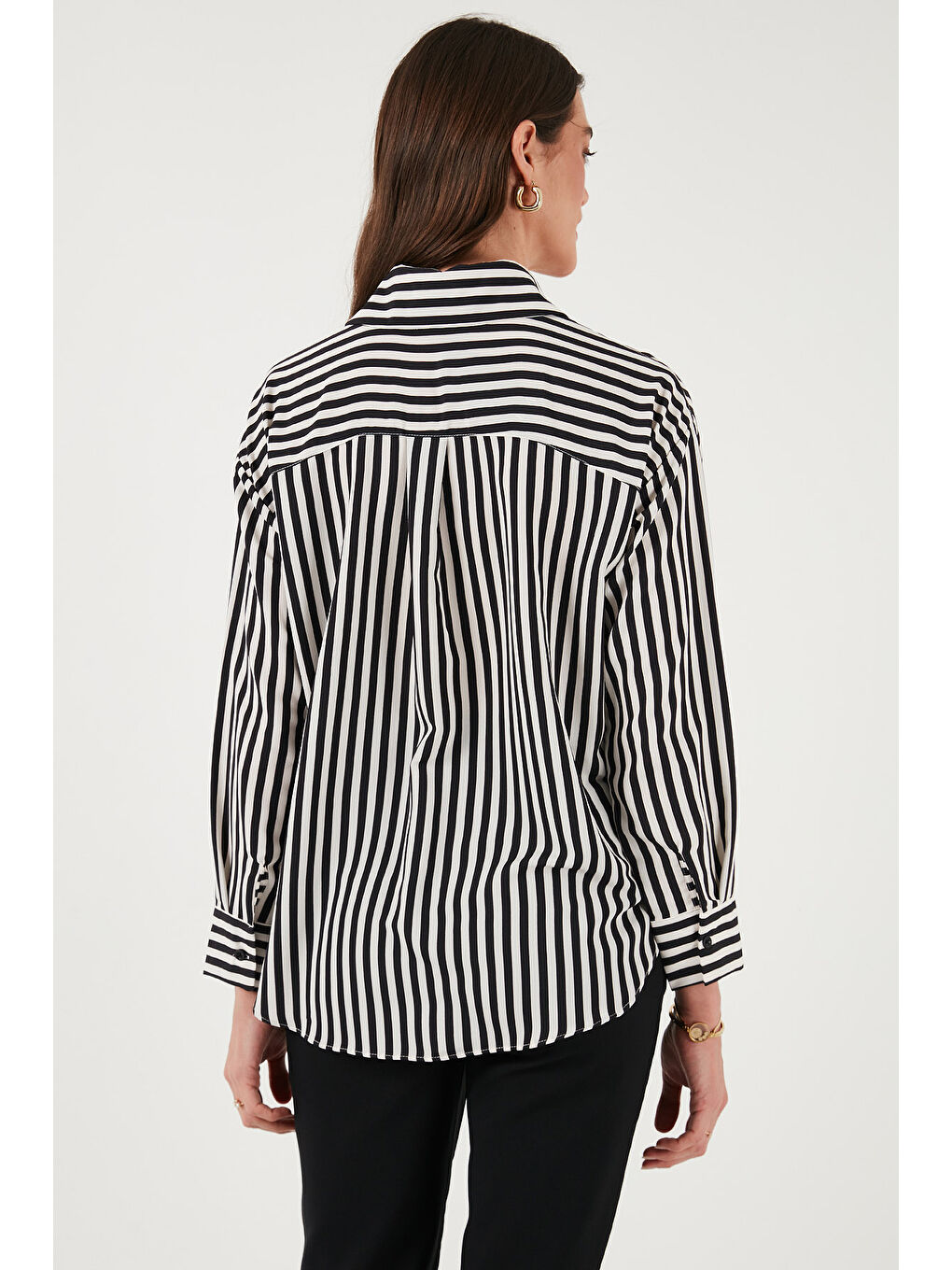 Siyah Standart Fit Klasik Yaka Çizgili Kadın Gömlek 6772894-6