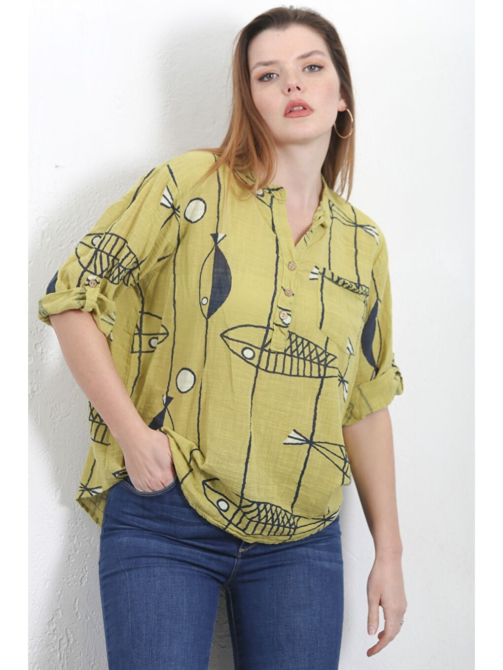 Yeşil İtalyan Limon Küfü Rengi Hakim Yaka Düğmeli 3/4 Kol Cepli Keten Karışımlı Oversize Dokuma Bluz