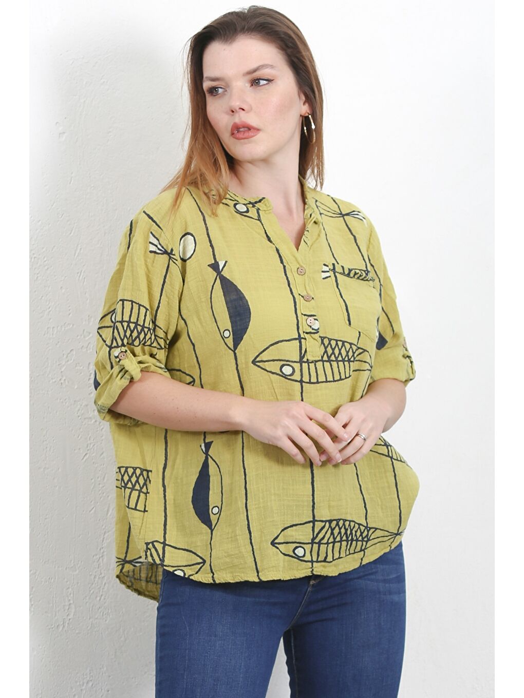 Yeşil İtalyan Limon Küfü Rengi Hakim Yaka Düğmeli 3/4 Kol Cepli Keten Karışımlı Oversize Dokuma Bluz-1