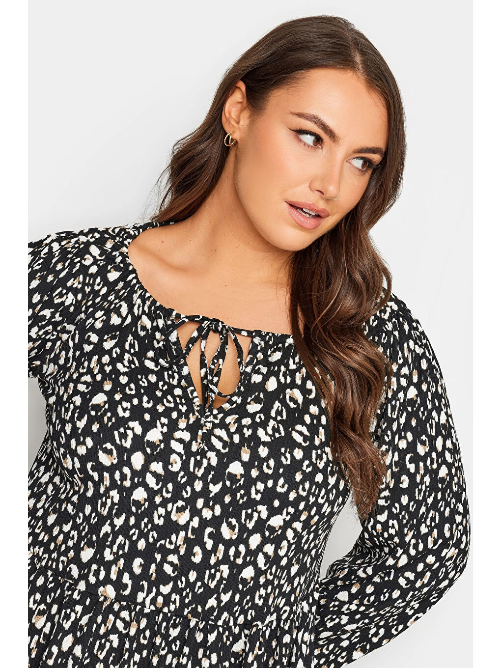 Siyah Büyük Beden Yakası Bağlama Detaylı Uzun Kollu Leopar Desenli Kısa Elbise 302690-1