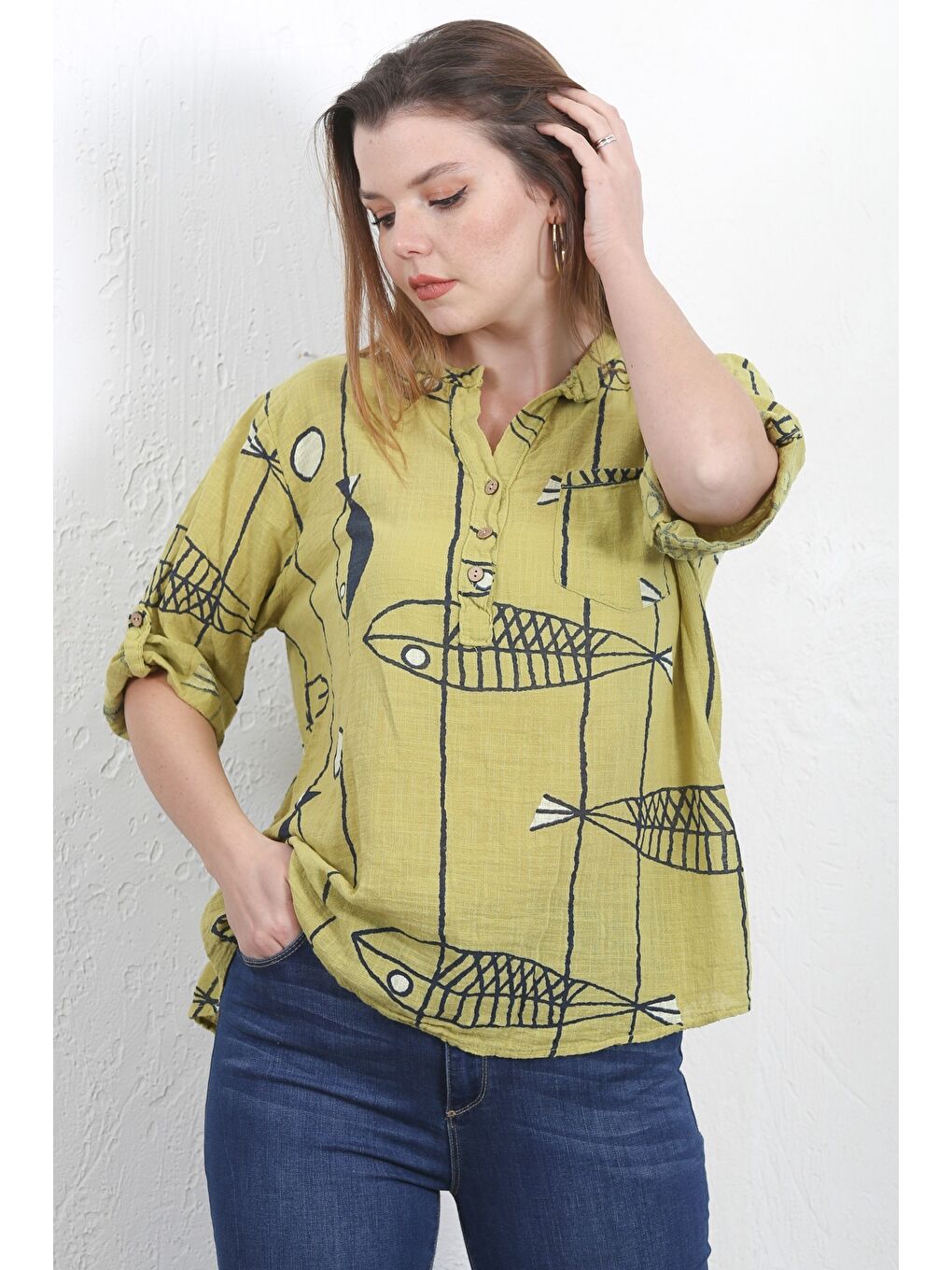 Yeşil İtalyan Limon Küfü Rengi Hakim Yaka Düğmeli 3/4 Kol Cepli Keten Karışımlı Oversize Dokuma Bluz-2