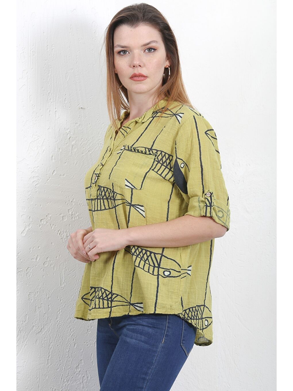 Yeşil İtalyan Limon Küfü Rengi Hakim Yaka Düğmeli 3/4 Kol Cepli Keten Karışımlı Oversize Dokuma Bluz-3