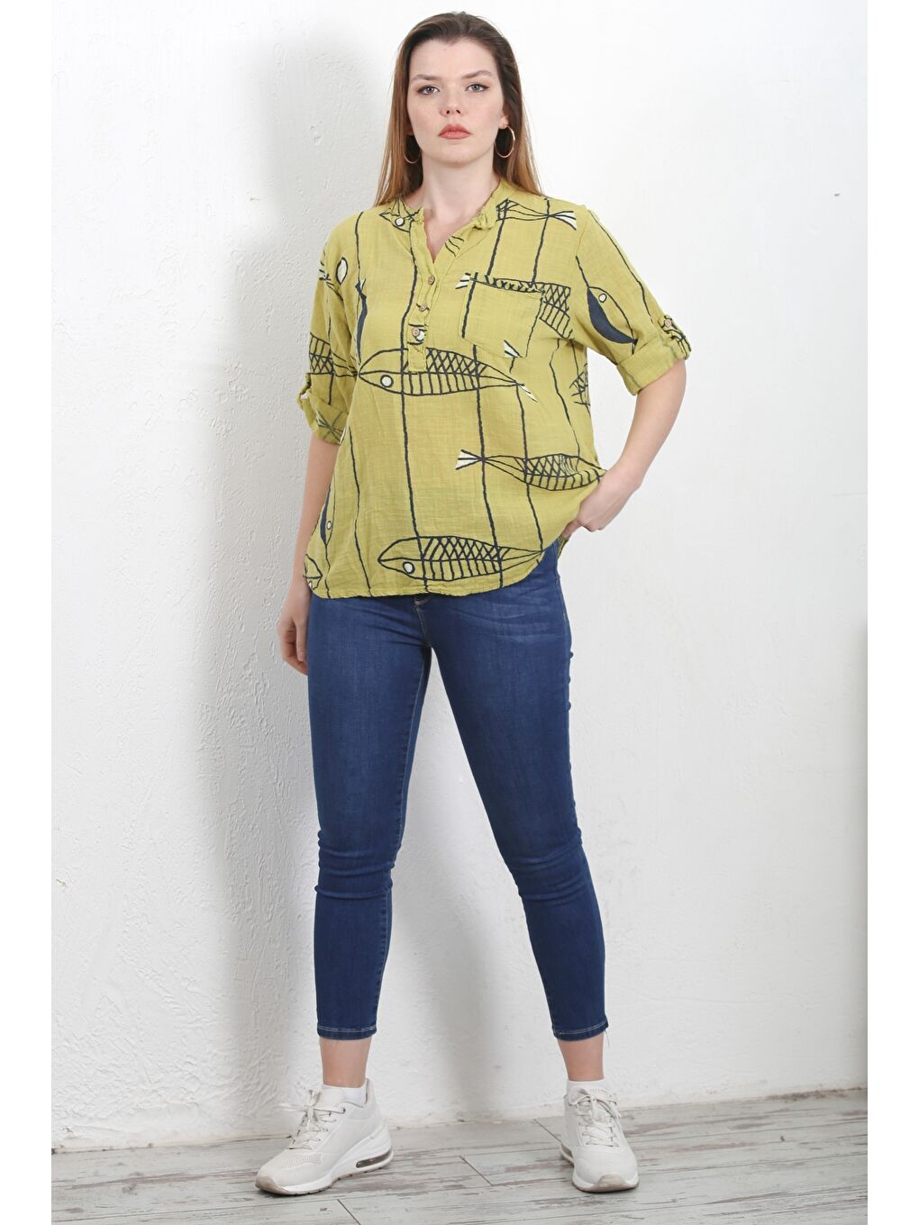Yeşil İtalyan Limon Küfü Rengi Hakim Yaka Düğmeli 3/4 Kol Cepli Keten Karışımlı Oversize Dokuma Bluz-4