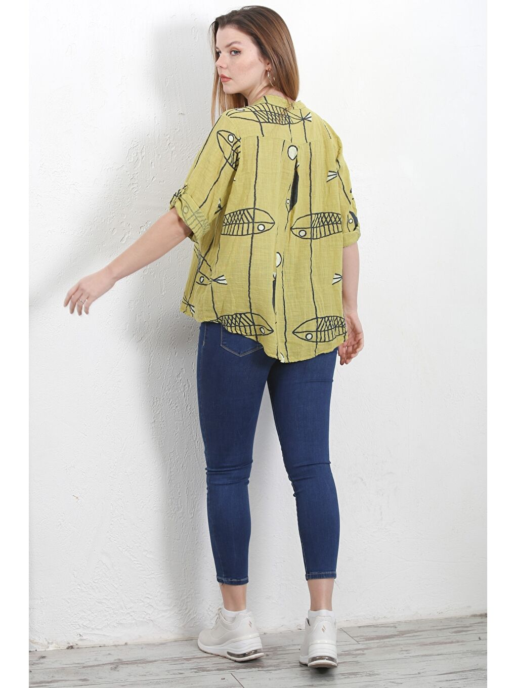 Yeşil İtalyan Limon Küfü Rengi Hakim Yaka Düğmeli 3/4 Kol Cepli Keten Karışımlı Oversize Dokuma Bluz-5