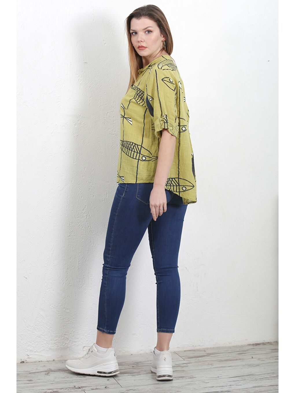 Yeşil İtalyan Limon Küfü Rengi Hakim Yaka Düğmeli 3/4 Kol Cepli Keten Karışımlı Oversize Dokuma Bluz-6