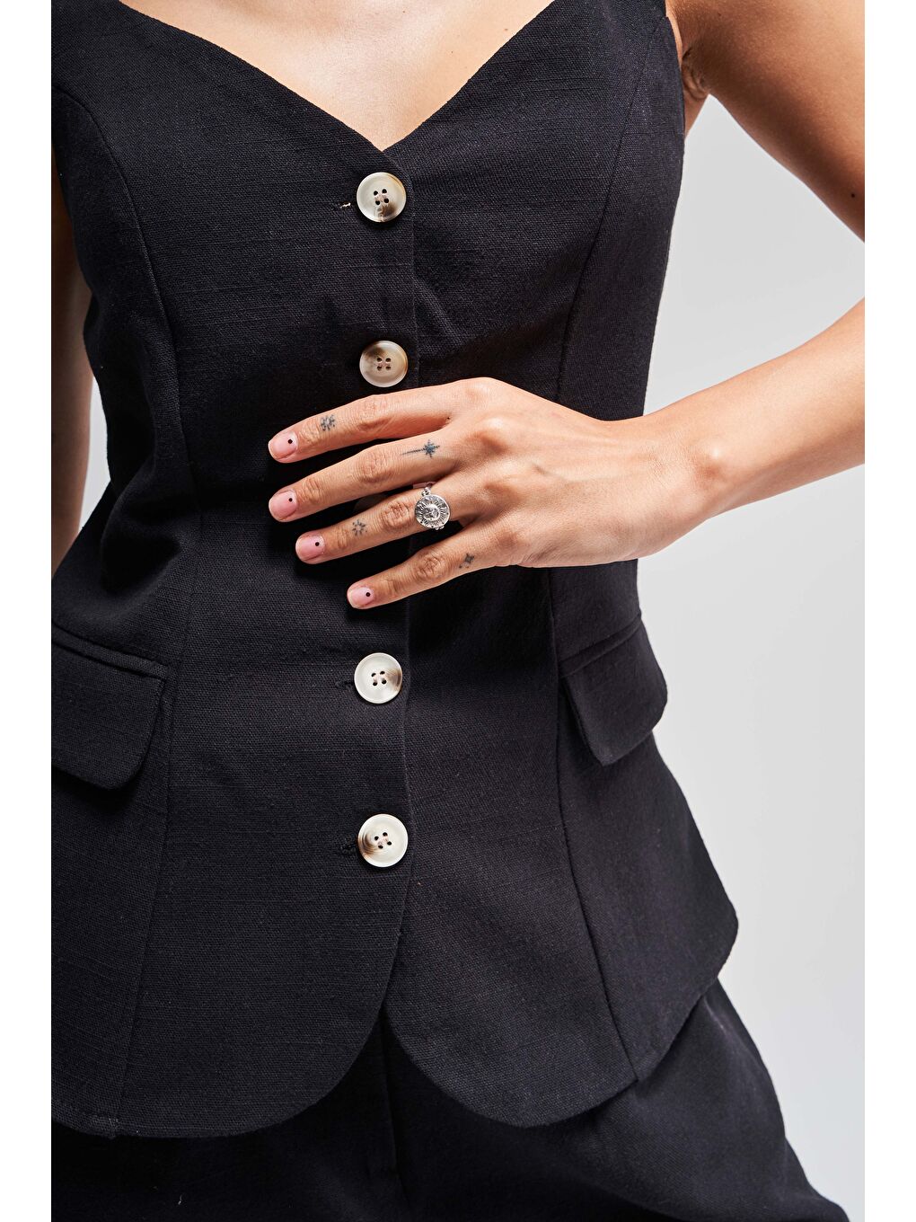 Kadın Siyah Renk s5-1 Maxi Boy Askılı Önü Düğmeli Keten Kumaş Yelek-1