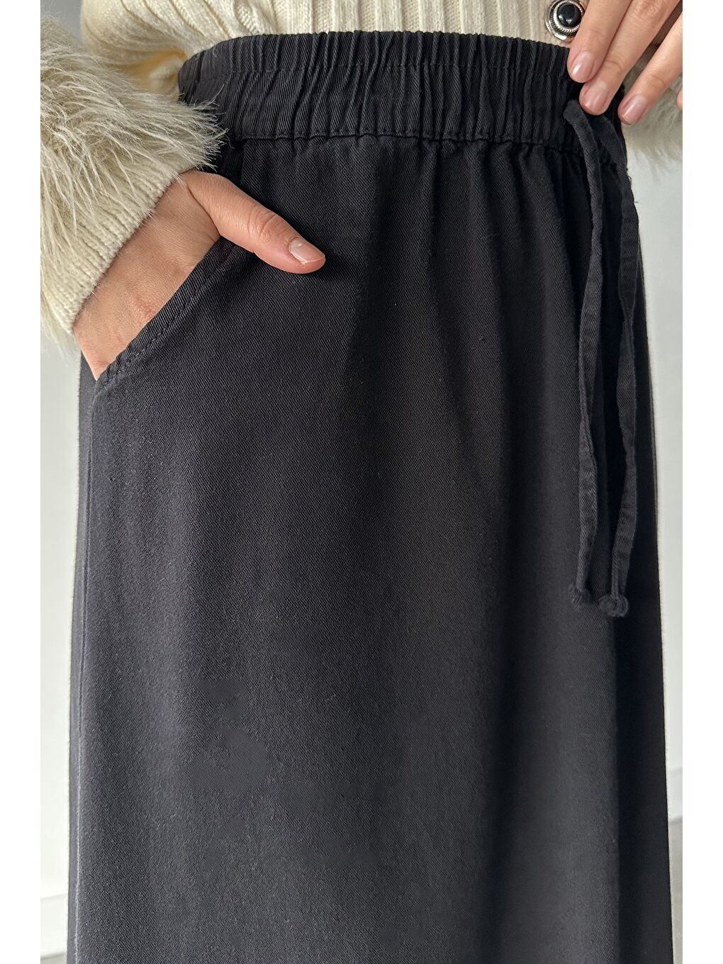 Siyah Çift Cepli Bel Lastikli Tesettür Gabardin Etek-4