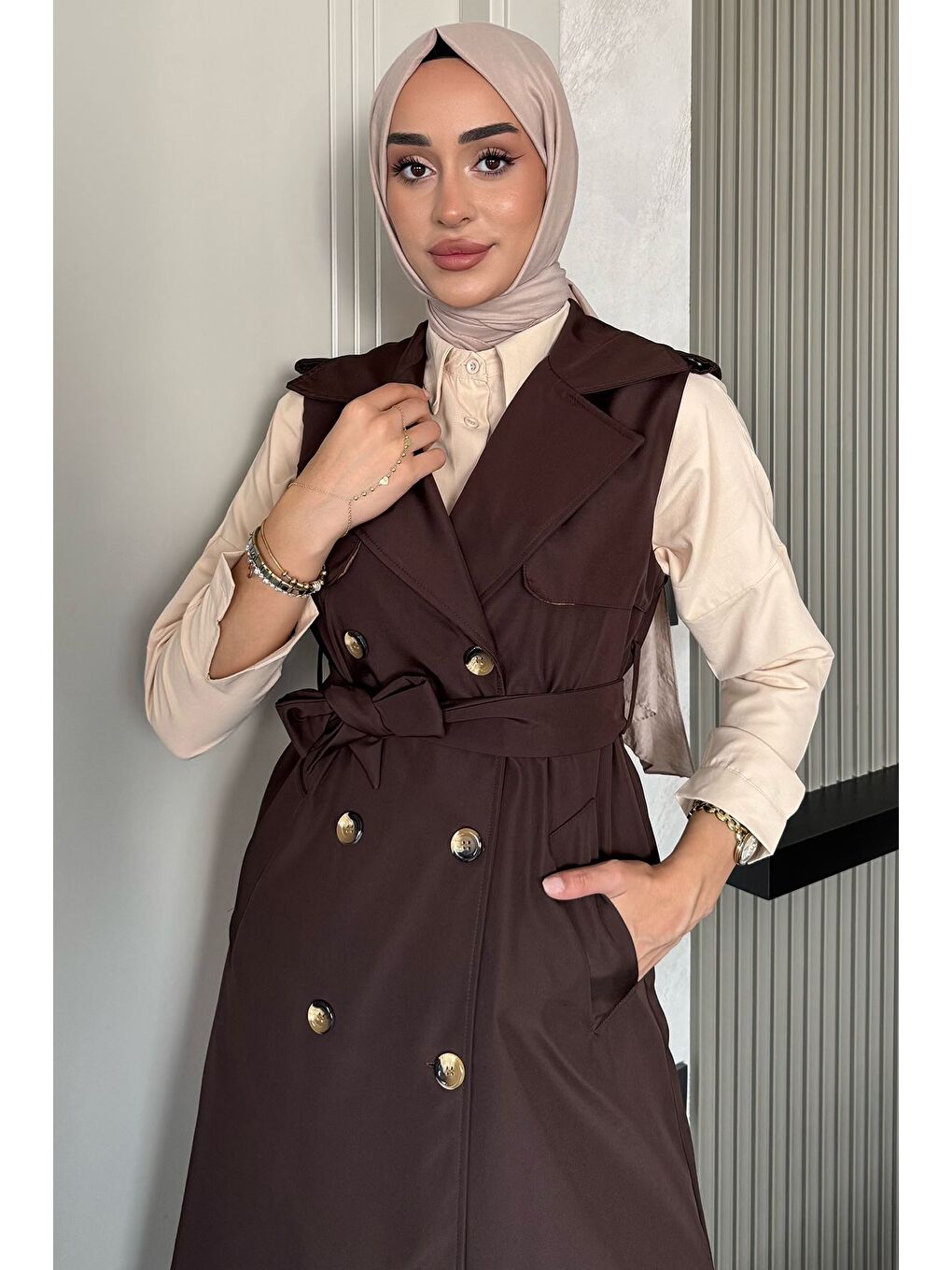 Kahverengi Kruvaze Yaka Bel Kuşak Detaylı Ön Düğmeli Tesettür Trençkot-3