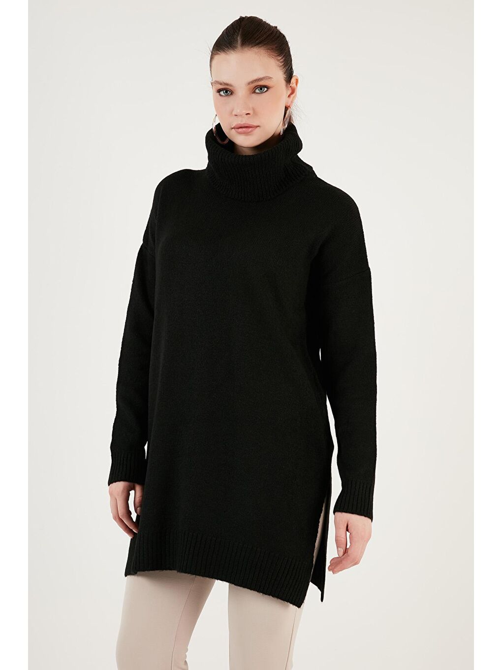 Siyah Regular Fit Yanları Yırtmaçlı Boğazlı Yaka Uzun Triko Kadın Kazak-3