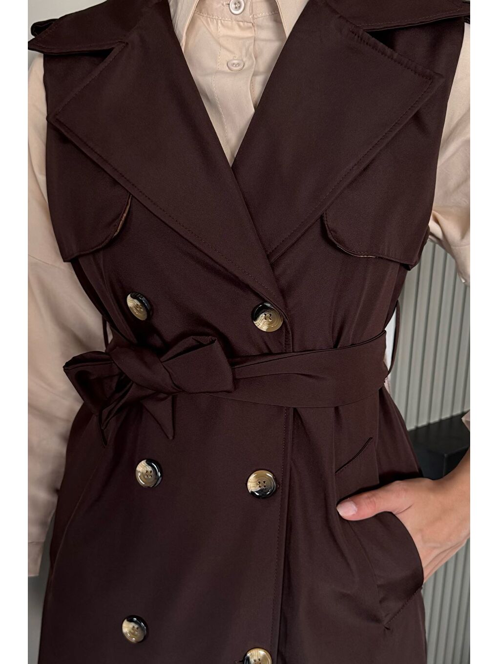Kahverengi Kruvaze Yaka Bel Kuşak Detaylı Ön Düğmeli Tesettür Trençkot-4