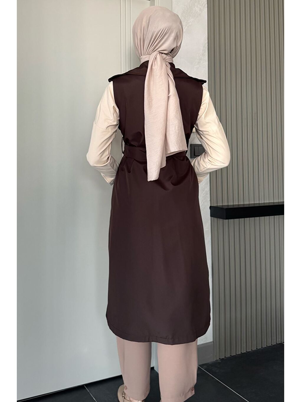 Kahverengi Kruvaze Yaka Bel Kuşak Detaylı Ön Düğmeli Tesettür Trençkot-7
