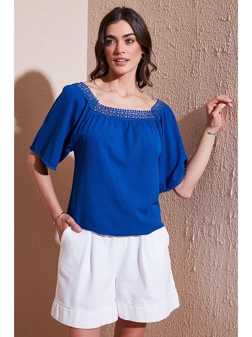 Lela Mavi Güpürlü Regular Fit Kare Yaka Kadın Bluz 5869003