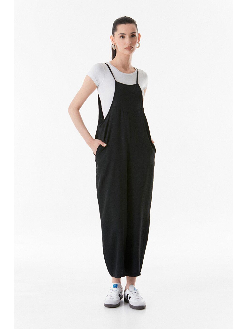 Siyah İ̇p Askılı Ayrobin Kumaş Salaş Tulum