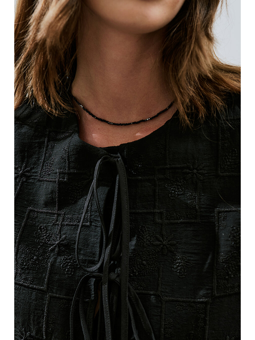 Nakışlı Bağlamalı Bluz Siyah-5