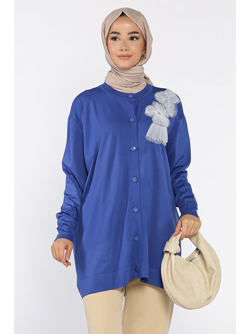 Mavi Çiçek Figürlü Ön Düğmeli Tesettür Triko Hırka (s-m-l-xl Beden Uyumludur.)-2