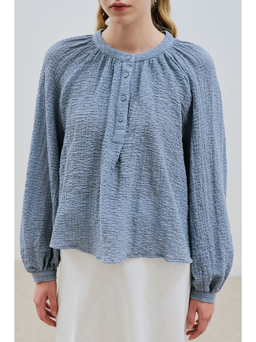 Dokulu Yakası Düğmeli Bluz Mavi-4