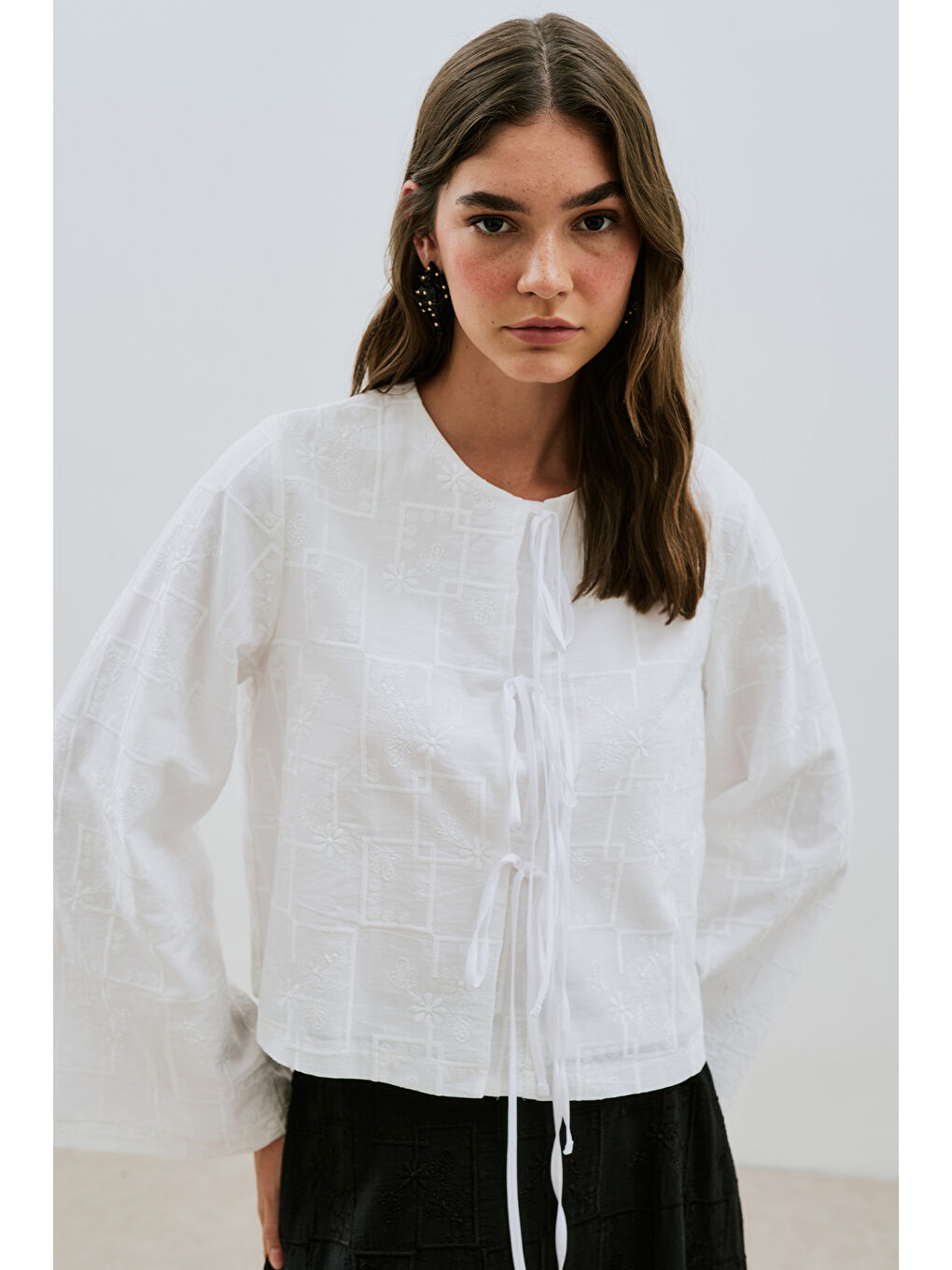 Nakışlı Bağlamalı Bluz Ekru-3