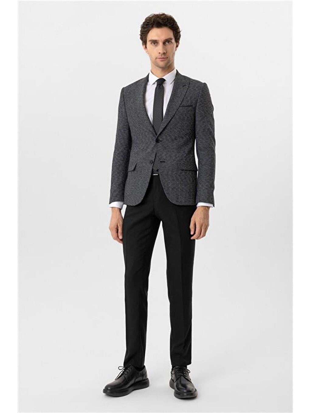 Siyah Slim Armürlü Sivri Yaka 6 Drop Yelekli Takım Elbise