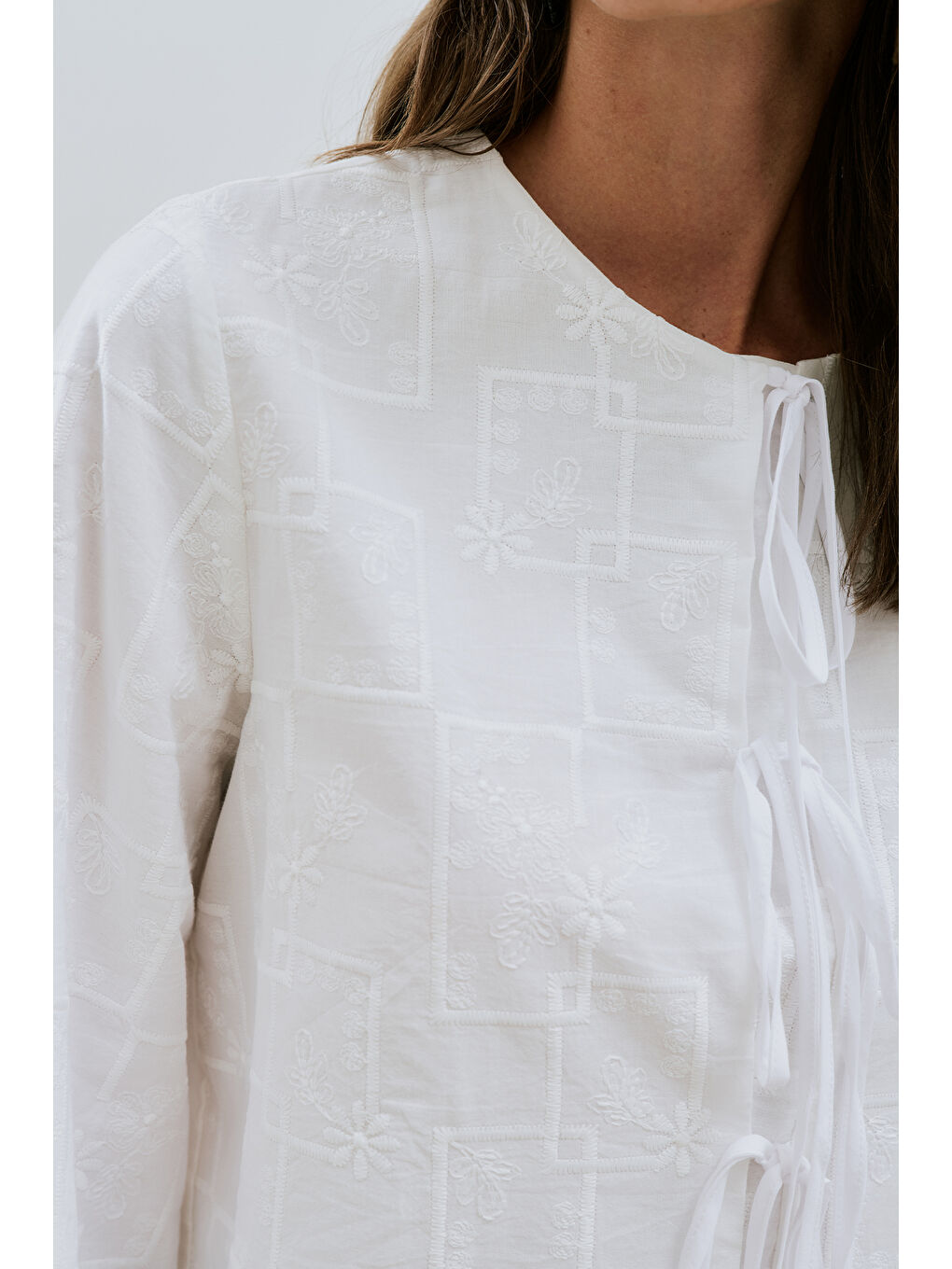 Nakışlı Bağlamalı Bluz Ekru-4
