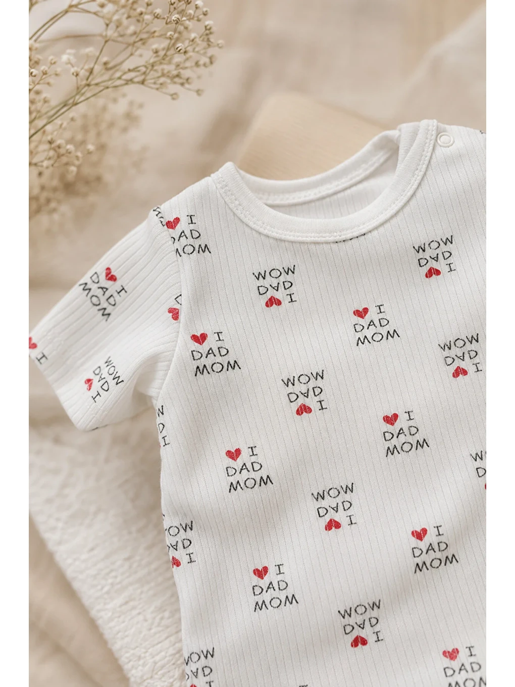 Kırmızı Unisex Bebek Organik Pamuklu Yazlık Kısa Kollu Fitilli Mom Dad Desenli Tulum 0-12 Ay-3