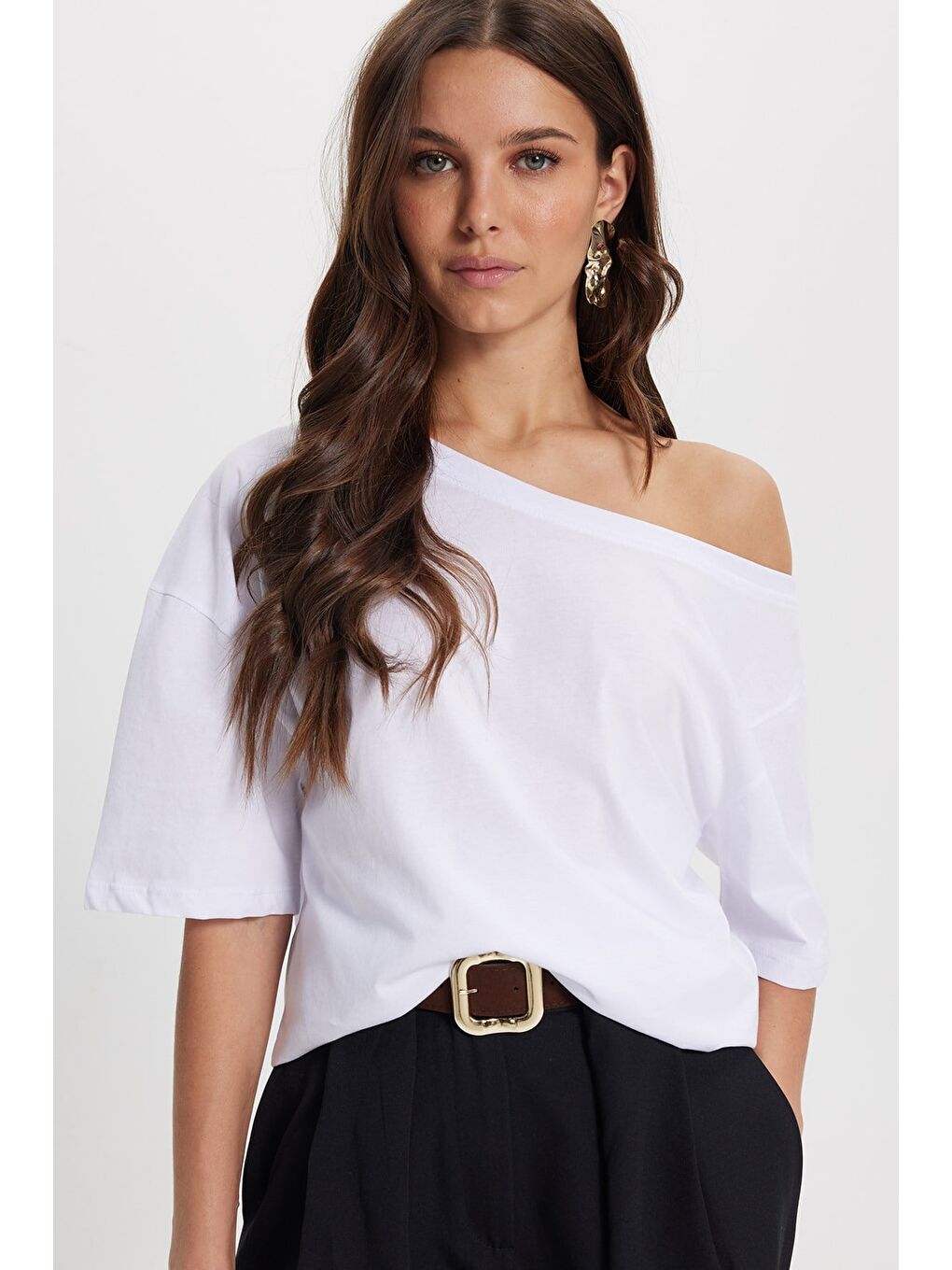 Kadın Slim Fit Dar Kesim %100 Pamuk Kayık Yaka Kısa Kollu Beyaz Tişört