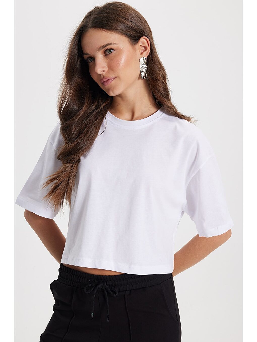 Kadın Slim Fit Dar Kesim %100 Pamuk Kısa Kollu Bisiklet Yaka Beyaz Crop Tişört