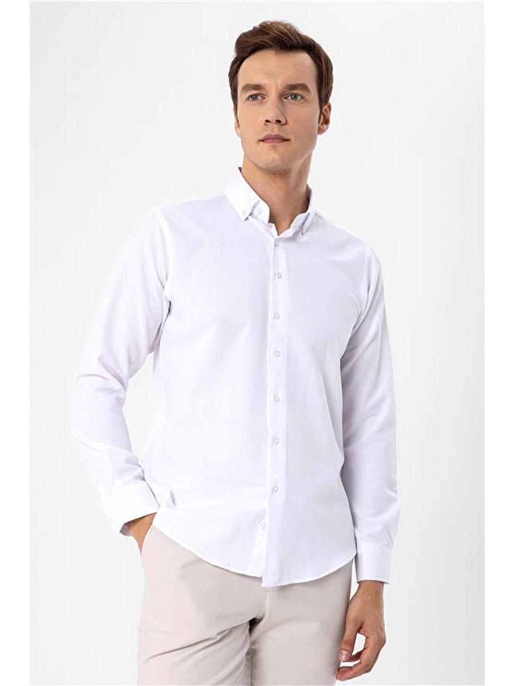 Beyaz Slim Düz Düğmeli Yaka Gömlek-4
