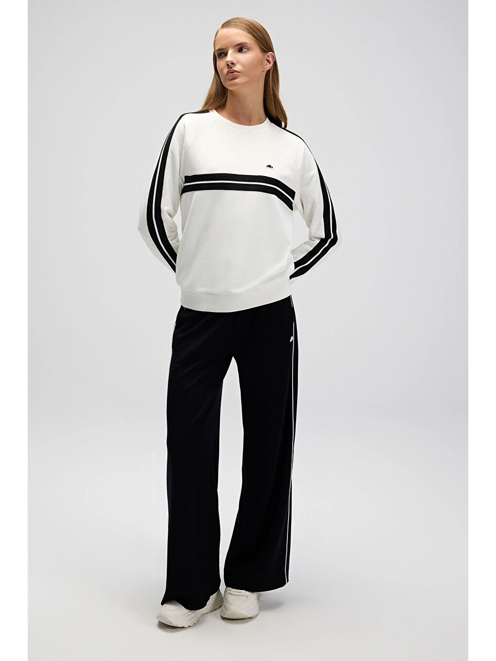 Beyaz Logolu Şerit Detaylı Pamuklu Regular Fit Bisiklet Yaka Kadın Sweat EF536-OF-1