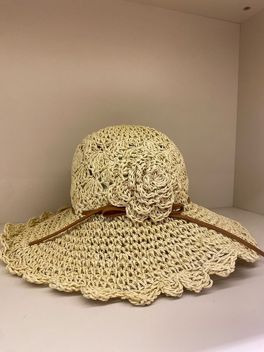 Bej Çiçekli El Örgüsü Hasır Şapka Geniş Kenarlı Kurdele Detaylı Kadın Plaj Şapkası HSR2094