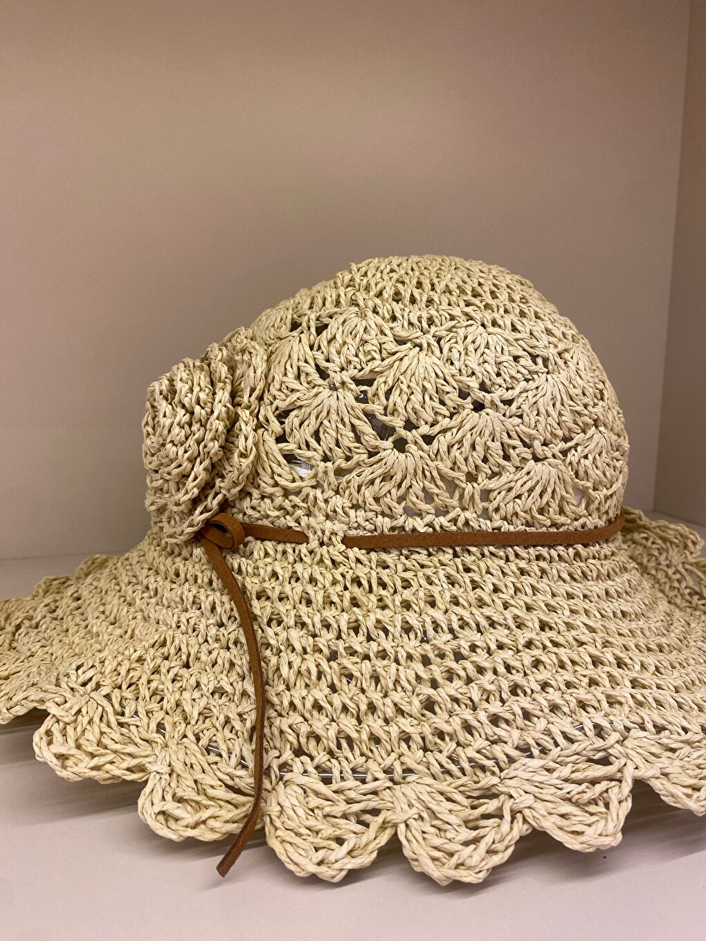Bej Çiçekli El Örgüsü Hasır Şapka Geniş Kenarlı Kurdele Detaylı Kadın Plaj Şapkası HSR2094-1