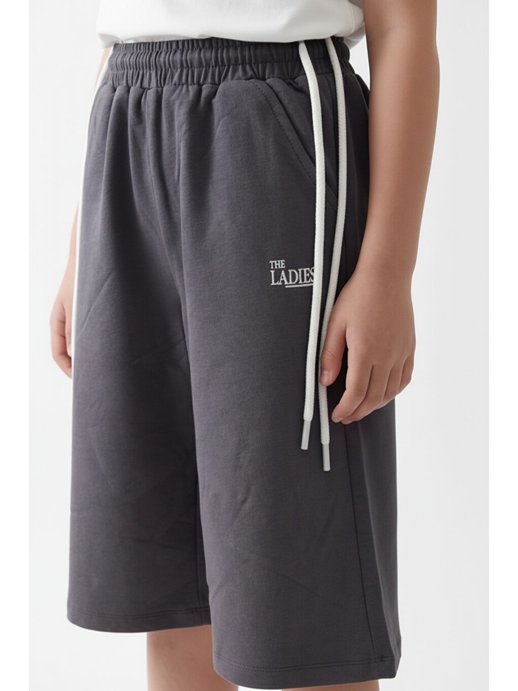 Gri Kız Çocuk Bol Paça Beli Lastikli Nakışlı Kapri & Bağlamalı 25001-2