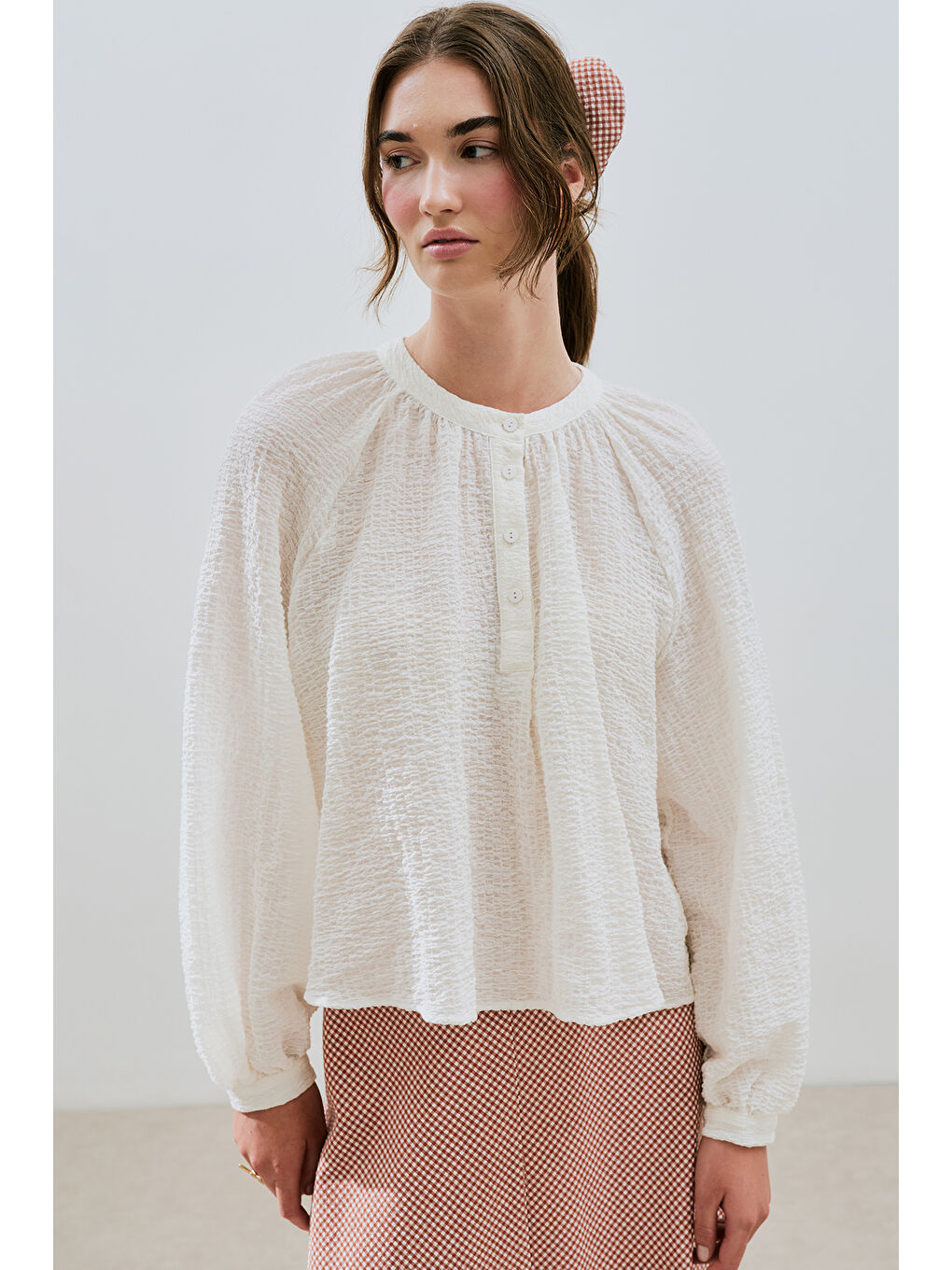 Dokulu Yakası Düğmeli Bluz Ekru-3