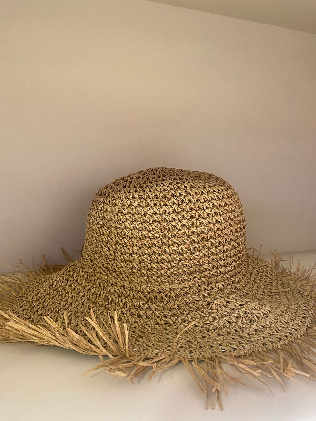Kahverengi Camel Doğal Dokulu El Örgüsü Hasır Şapka - Kenarları Püsküllü Geniş Kenar, Yazlık Aksesuar HSR2097