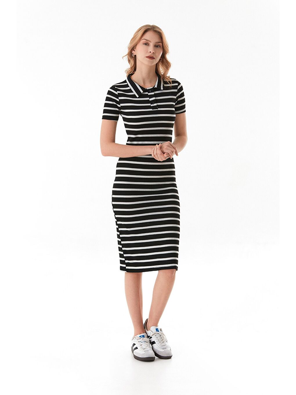 Siyah Çizgili Polo Yaka Yarım Düğmeli Elbise-4