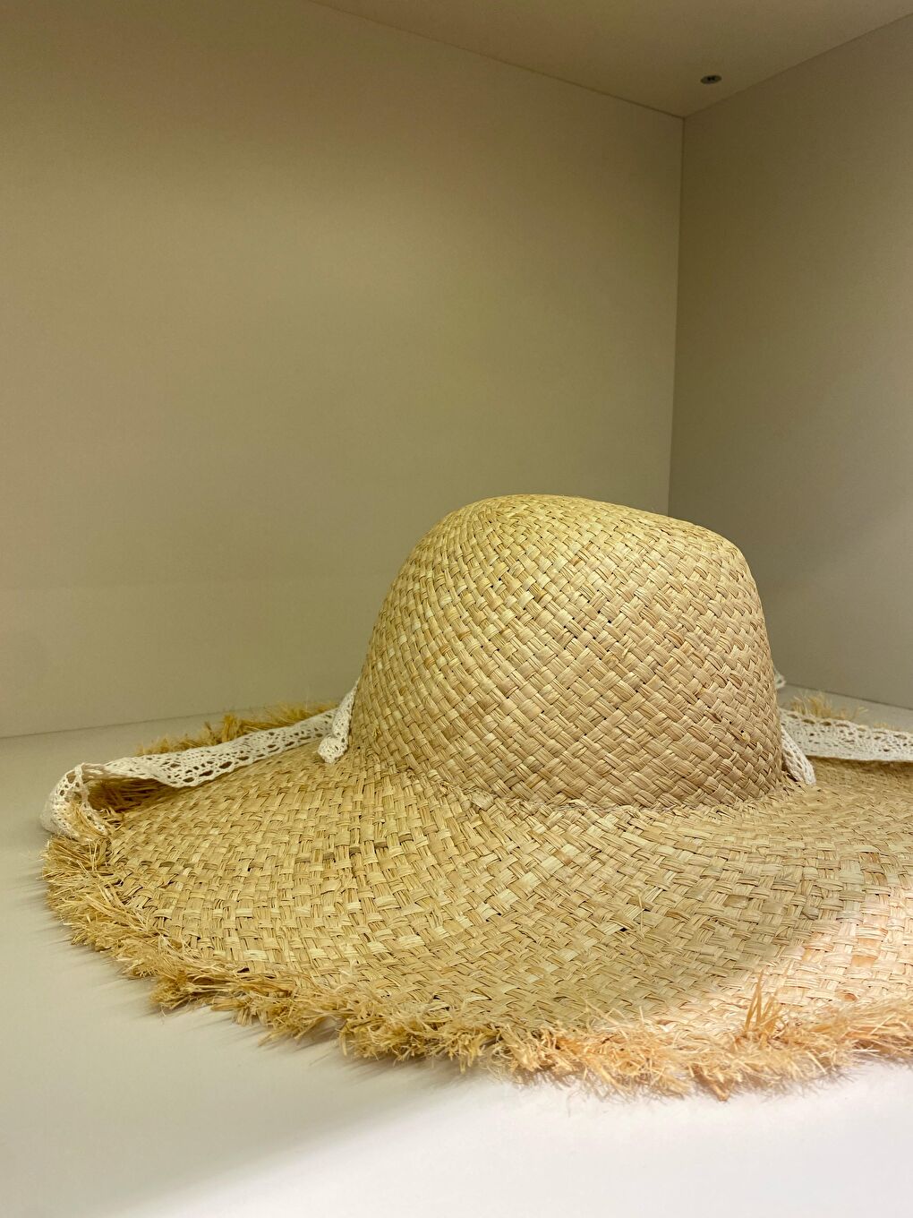 Bej Yazlık Geniş Kenarlı Püsküllü Hasır Şapka Ve Doğal Plaj Aksesuarları HSR2092-2