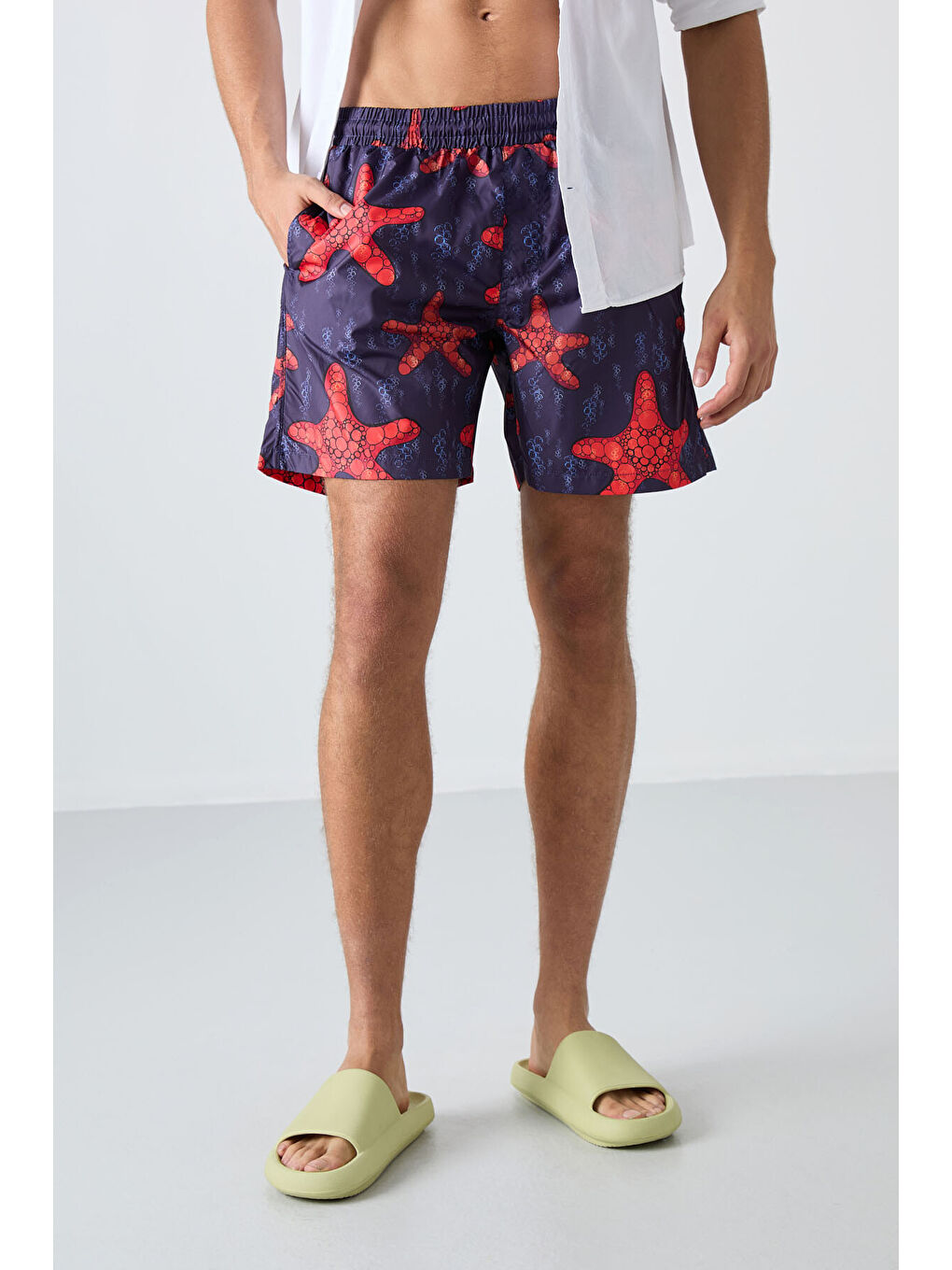 Kırmızı Deniz Yıldızı Desenli Hızlı Kuruyan Standart Fit Erkek Deniz Şortu - 81267