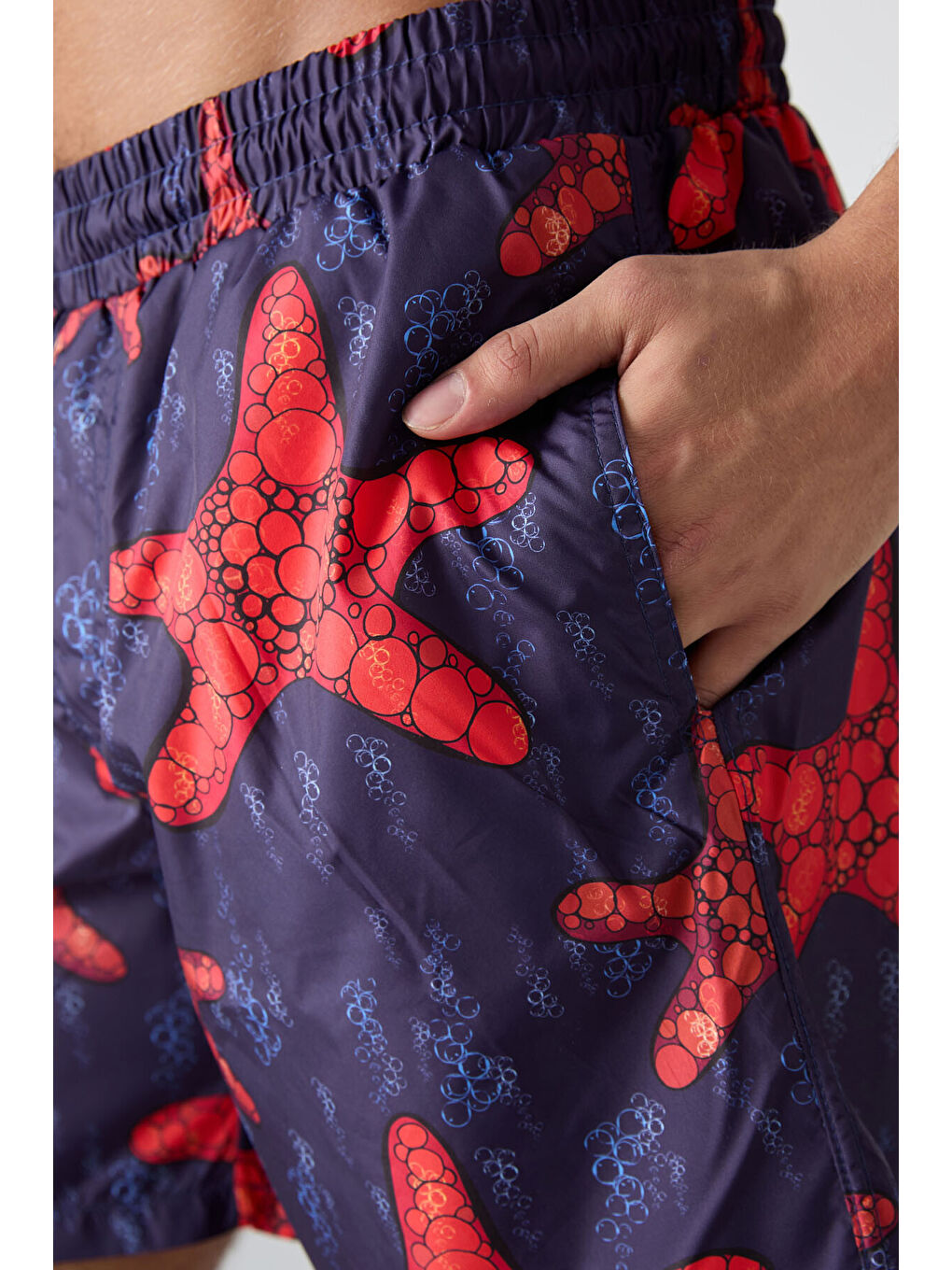 Kırmızı Deniz Yıldızı Desenli Hızlı Kuruyan Standart Fit Erkek Deniz Şortu - 81267-1