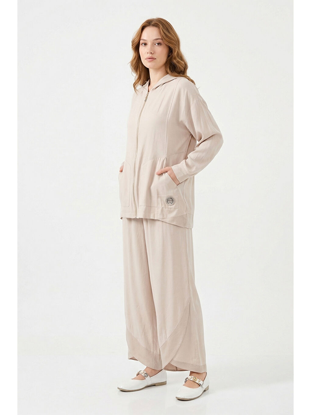 Bej Kapüşonlu ve Fermuarlı Cebi Arma Detaylı Pantolonlu Modal Takım 936 Vizon